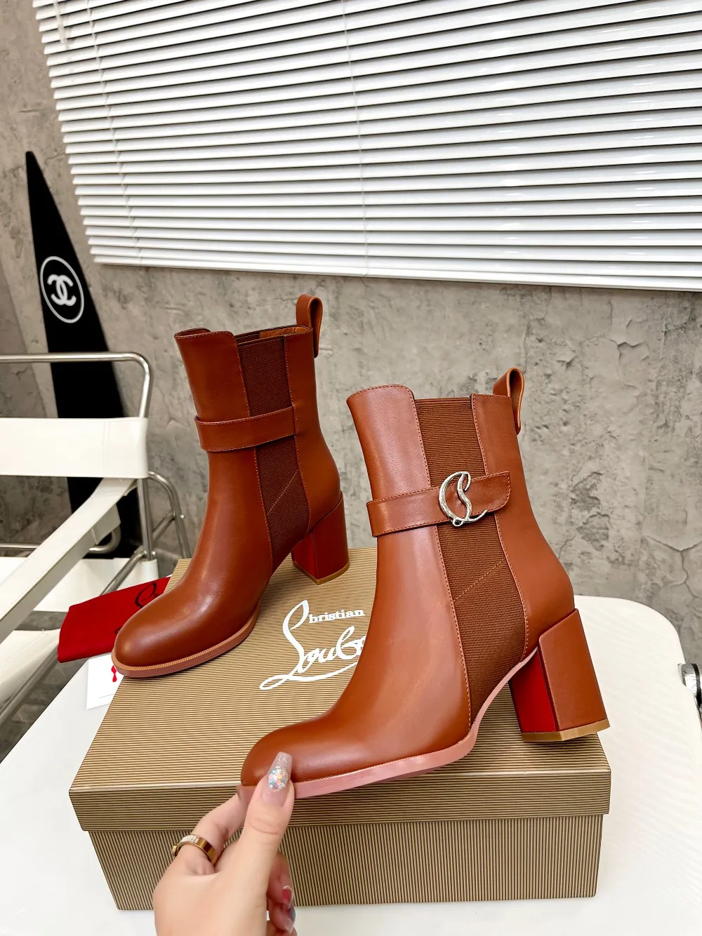 👟👟Ex-factory price 600👟👟 Christian Louboutin (CL) launches new thick-heeled thick-soled boots in 2022, made of shiny calf leather. Eye-catching embellishments on the side, elastic gold-plated Christian Louboutin (CL) logo design, tube height 6 inches (15cm) ✅Fabric: grained cowhide ✅Lining: sheepskin ✅Outsole/heel height: rubber Genuine leather heel height 7cm ✅Color: black reddish brown ✅Number: 34-41 (customized for 34,41) ✅Packaging: original board packaging